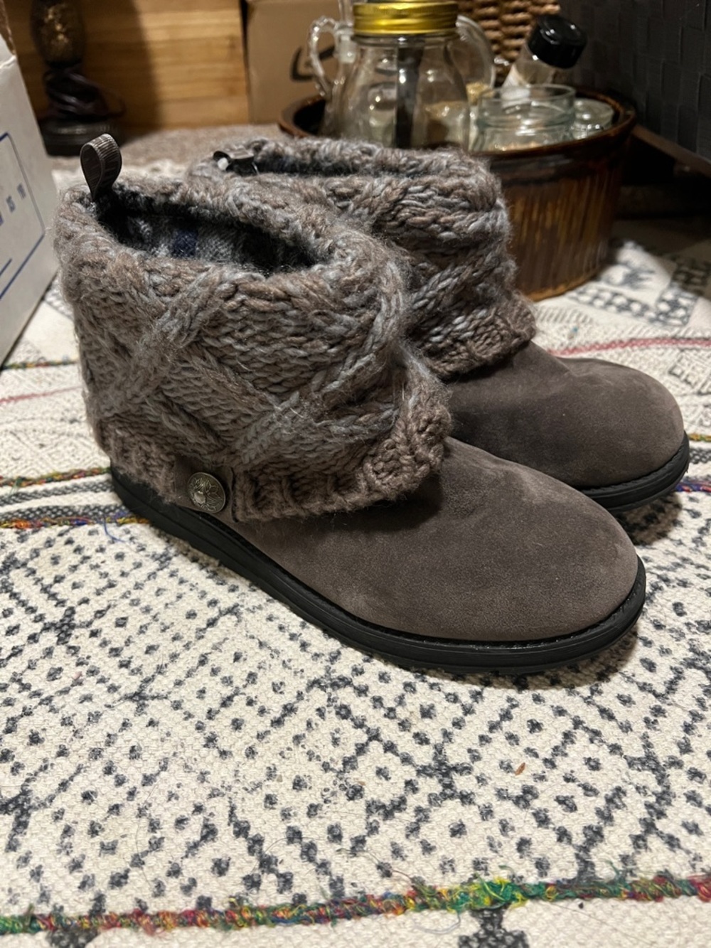 Muk Luk size 8 like new